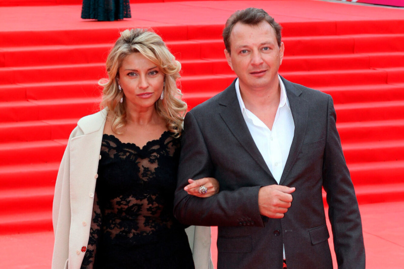 Чуть менее года продлился их брак.