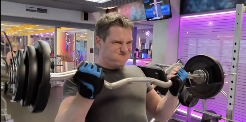 «Я стал менее легким»: как 10 кг мышц изменили жизнь 42-летнего Дмитрия Паламарчука, а жена спасла от «разгульного образа»