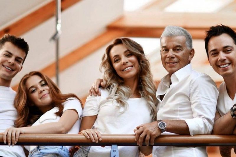 «Есаул» и «Морячка» принесли славу, но не счастье: как 73-летний Олег Газманов пережил развод и воспитал троих детей?