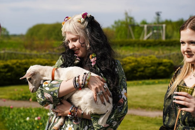 Тайный избранник Глюкозы: 28-летний бизнесмен и 18-летняя дочь звезды