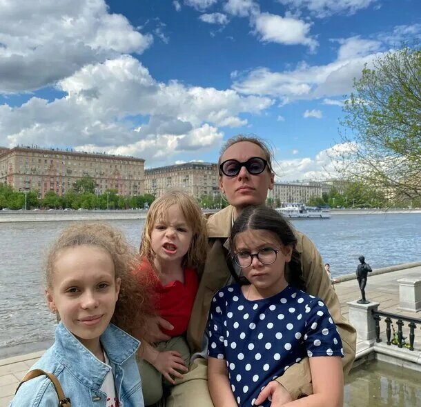 «Не хочу, чтобы мощный ум ушёл в мою профессию»: как сложились судьбы дочерей 45-летней Ольги Ломоносовой?