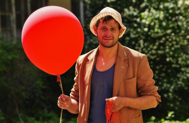 «Не верили в их брак из-за возраста»: почему известный 34-летний актер, отец двух дочек, не стал отцом с 42-летней женой, и как выглядит его новая избранница?