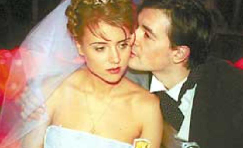 «Она выбрала джинсы, а вечером – платье за миллион»: как выглядели свадьбы звёзд 15 лет назад
