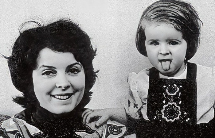 «Он умер из-за тебя!»: как потеря мужа, онкология и страшные слова дочери надломили Клару Новикову