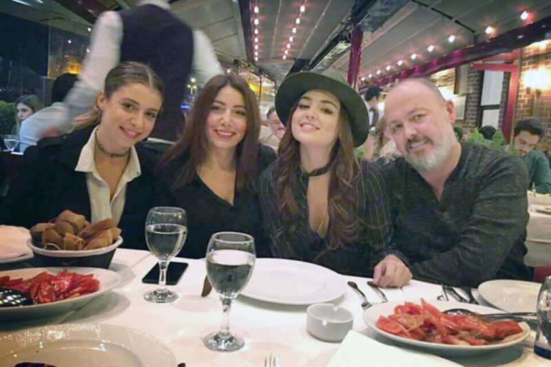 «Ей не место в нашей семье!»: почему 30-летняя звезда турецких сериалов осталась одна, несмотря на миллионы поклонников