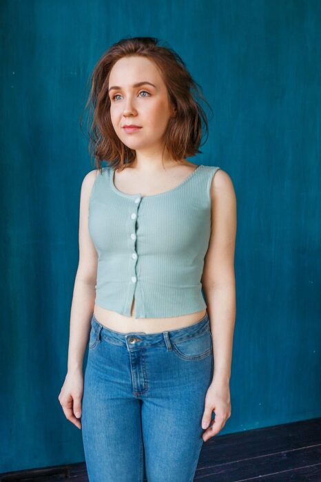 Учила внучку Пугачёвой, пережила травлю и набрала 30 кг: её путь к звёздам