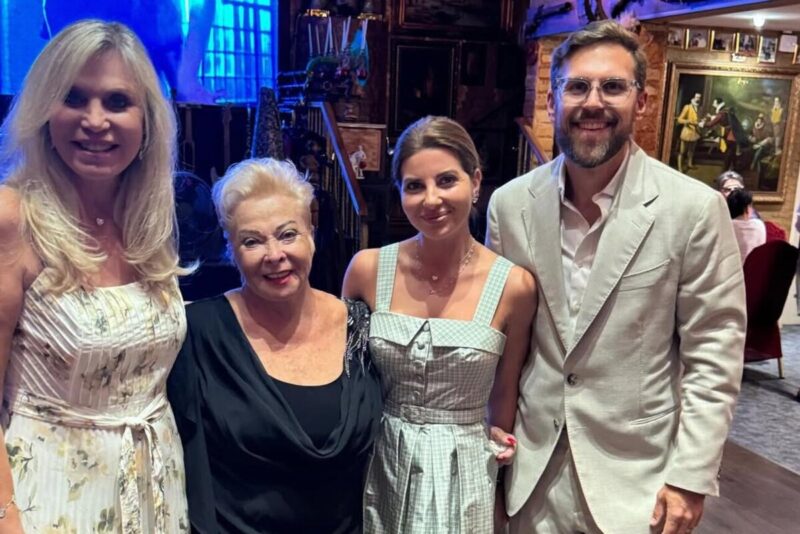 «Выглядит невероятно молодой»: 80-летняя мать Валентина Юдашкина поразила своим видом на праздновании юбилея