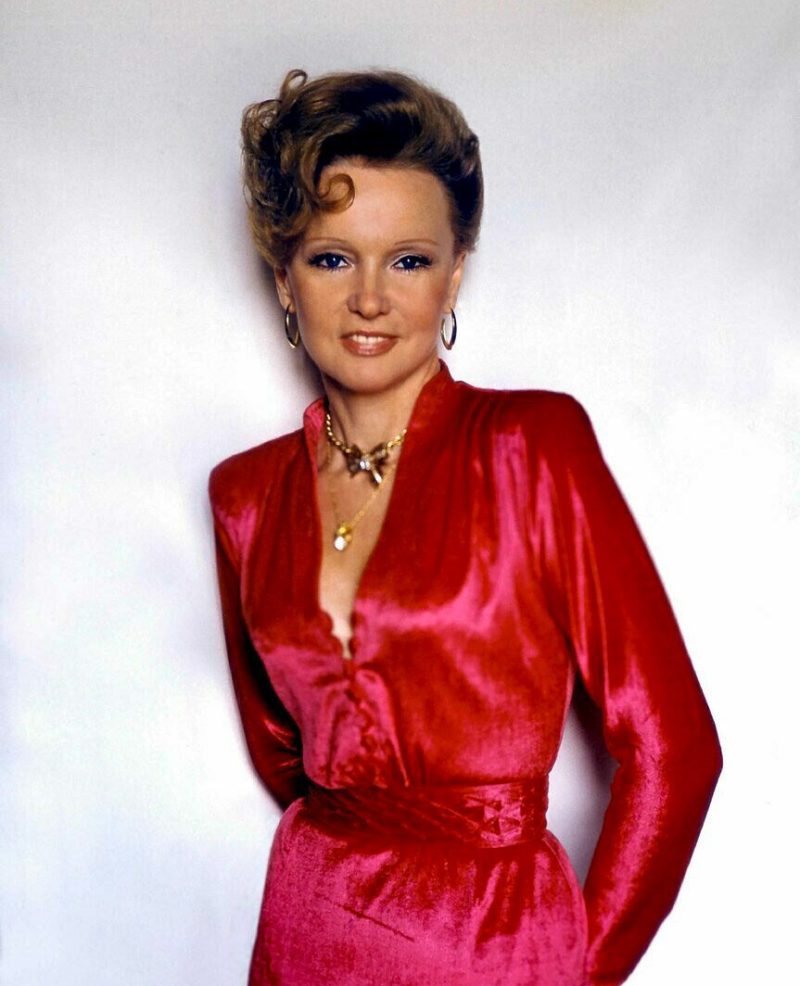 «Ей было все равно на своего ребенка» : что не так с личной жизнью 75-летней Людмилы Гурченко и почему ее похоронили не там, где она хотела