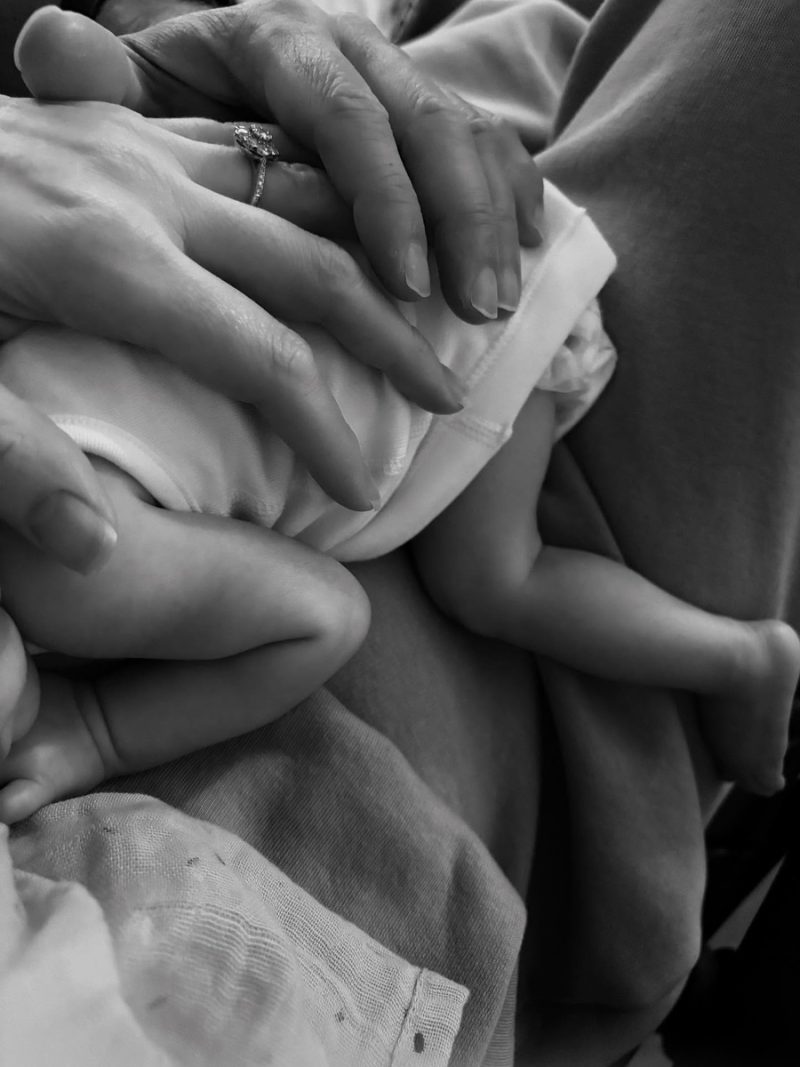 «Меньше сна, больше любви»: 45-летняя звезда «Игры престолов» Роксана Макки впервые стала мамой двойняшек