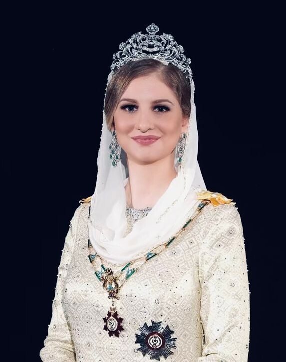 «Она была опозорена»: почему король Малайзии отказался от 35-летней Оксаны Воеводиной и их сына?