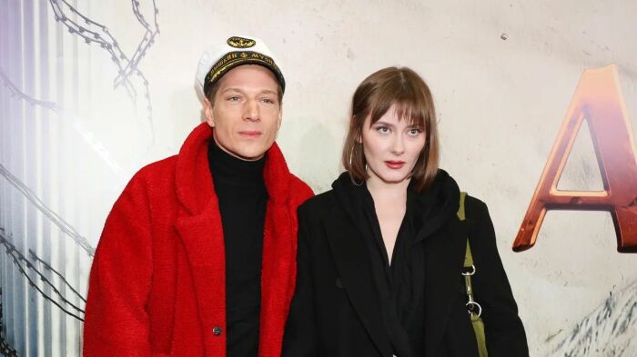 «Он изменил ей с молодой»: эти 11 звёздных мужчин отказались от холостяцкой жизни в 2025 году