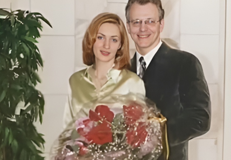 «Ему пророчили смерть в роддоме, а он чуть не выпрыгнул из окна»: почему звезда «Дальнобойщиков» до сих пор ездит на метро, а его дочери – копия жены