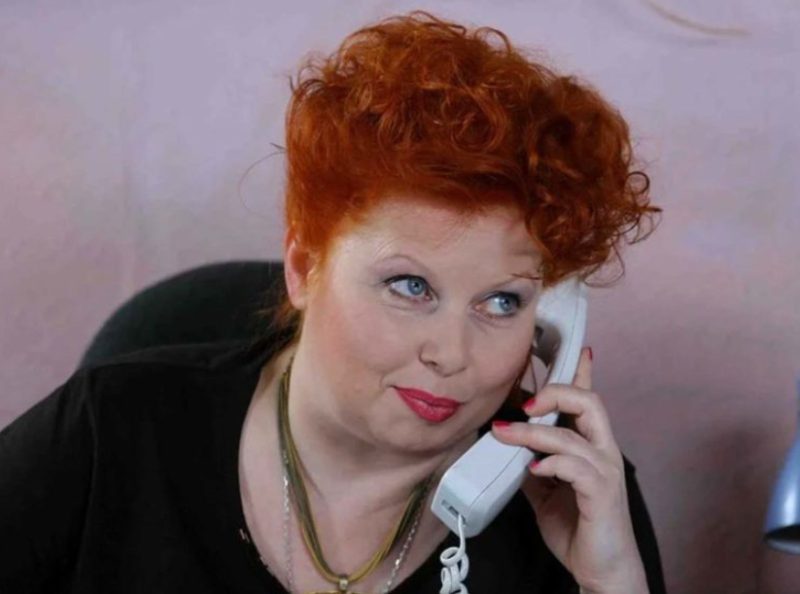 «Держали как талисман»: почему любимая секретарша Зоя пропала из «Тайн следствия» и чем занялась 59-летняя Юлия Яковлева