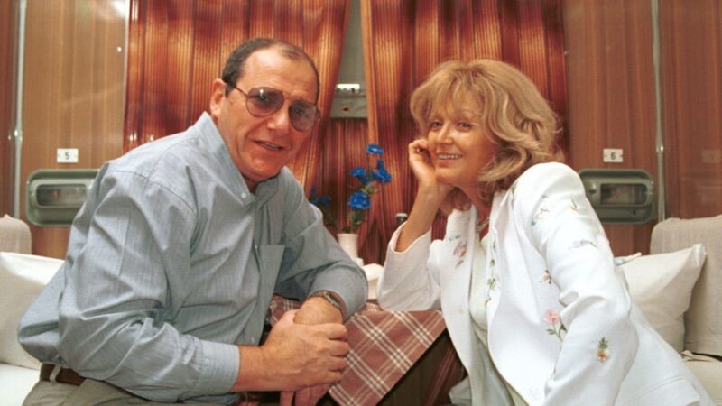 «Столько говорят о любви, а плитку не могут уложить»: почему спустя 25 лет могила любимой жены Виторгана выглядит так скромно?