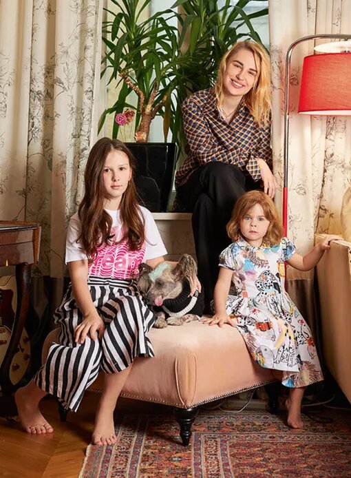 «Наркотики, алкоголь, смерть»: как звезда «отмывала» мужей и стала бабушкой в 41