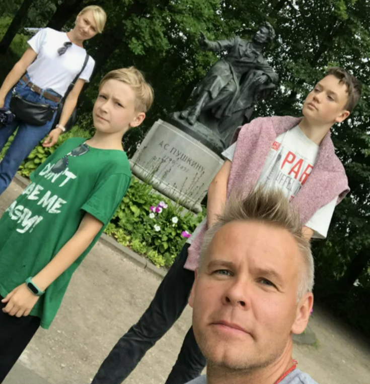 Илья Соколовский с женой и сыновьями