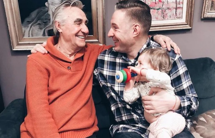 Анатолий Васильев с сыном и внучкой.