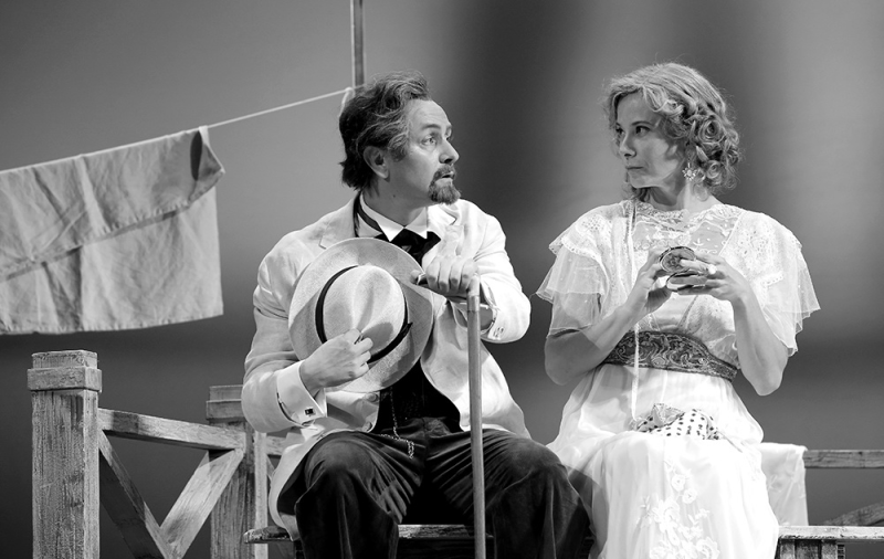 «Он меня называет Пятачок»: как 52-летняя Юлия Высоцкая покорила Андрея Кончаловского и пережила страшную трагедию