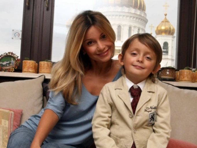 «Он уже работает, а не я его пристроила!»: почему 46-летняя Ольга Орлова оправдывается за 24-летнего сына?