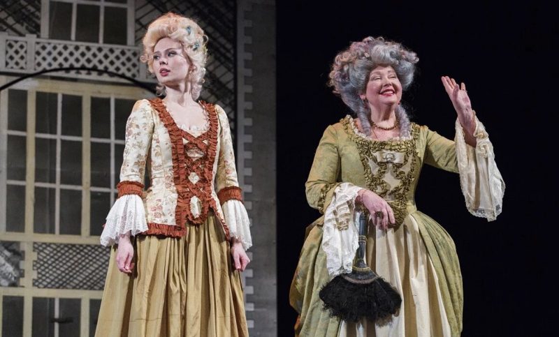 Светлана Рябова на сцене Театра сатиры (В труппе Театра сатиры с 1984 г)