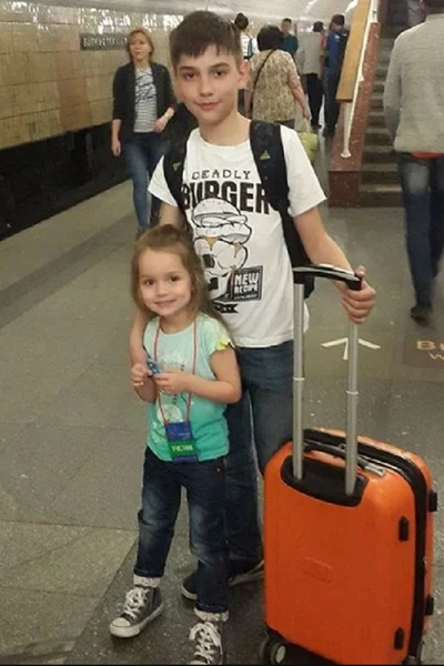 Девочка дружна со старшим братом Мишей