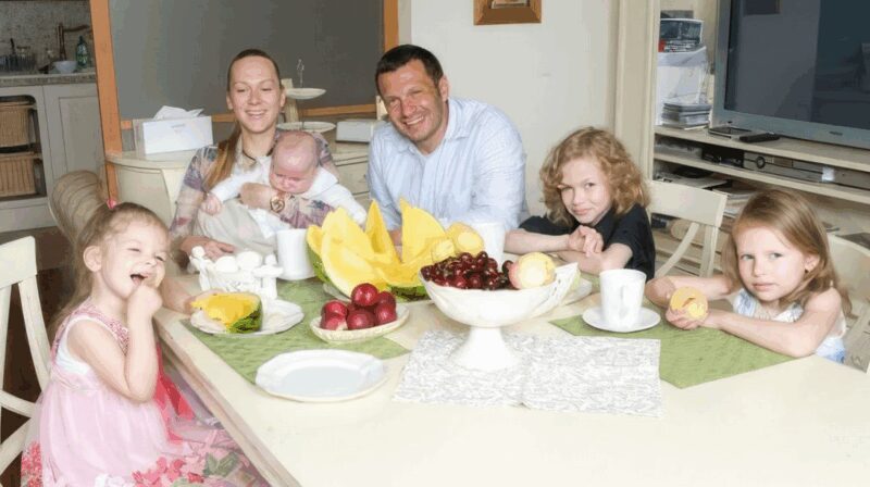 «Он не просто бунтарь, а творческая личность»: почему сын Владимира Соловьева живет в Лондоне и красит ногти в черный