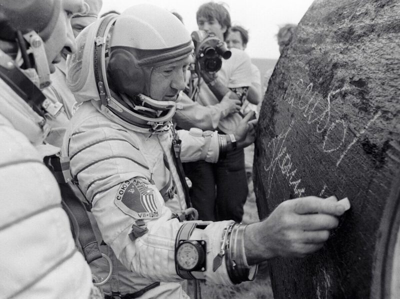 «Мы считали, что экипаж погиб» : как выжили Леонов и Беляев после 7 смертельных опасностей в космосе и трех суток в тайге