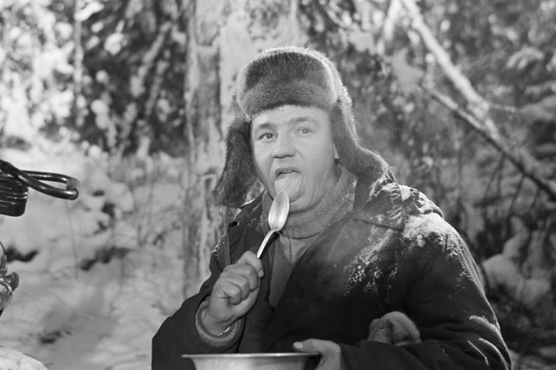 «Ложка прилипла к языку, а лук был вместо яблок»: что приходилось есть актёрам в культовых фильмах СССР?