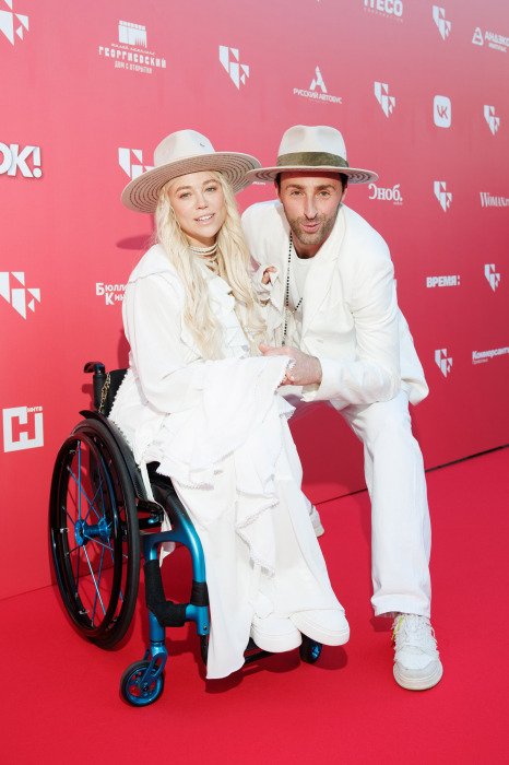 «Он изменил ей с молодой»: эти 11 звёздных мужчин отказались от холостяцкой жизни в 2025 году