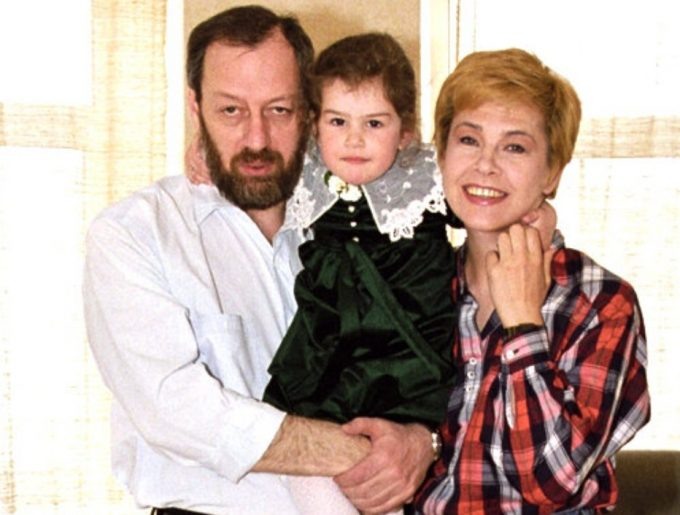 «Я для неё была никем»: как дочь Татьяны Догилевой в 13 лет похудела до 40 кг и отказалась от звёздной фамилии