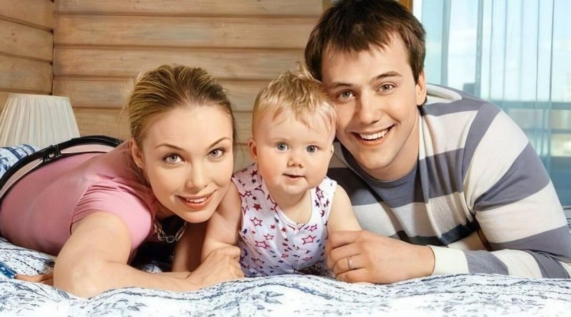 «Не смогла привыкнуть к фамилии отца»: почему дочь Татьяны Арнтгольц, 16 лет, взяла фамилию матери, а дочь Ольги — точная копия отца