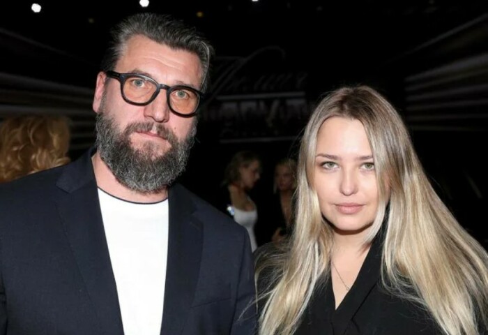 «Он изменил ей с молодой»: эти 11 звёздных мужчин отказались от холостяцкой жизни в 2025 году