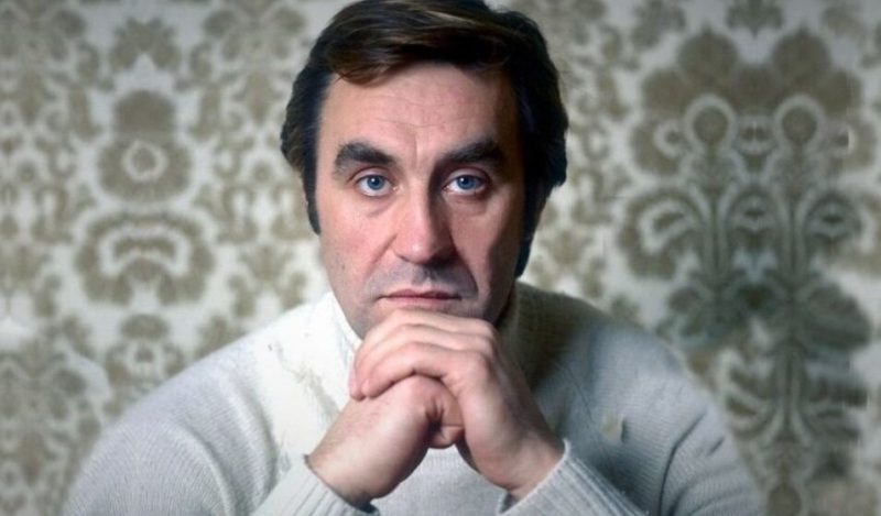 «Он спрашивал: “Хочешь погулять?” Я отвечала: “Да”. А он говорил: “Иди погуляй”»: как любовь 76-летнего Анатолия Васильева к красавице Градовой разбила сердце будущей жене