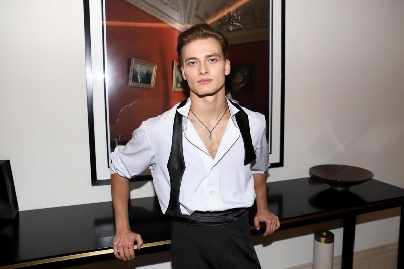 Аутизм, Большой театр и Cartier: история "небесного принца" и что еще известно про жениха Евгении Медведевой