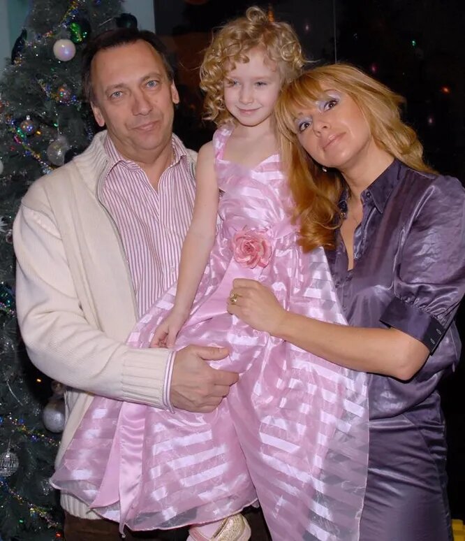 «Я её ждала 9 лет»: почему Алена Апина не смогла родить дочь, и как выглядит её 24-летняя копия отца