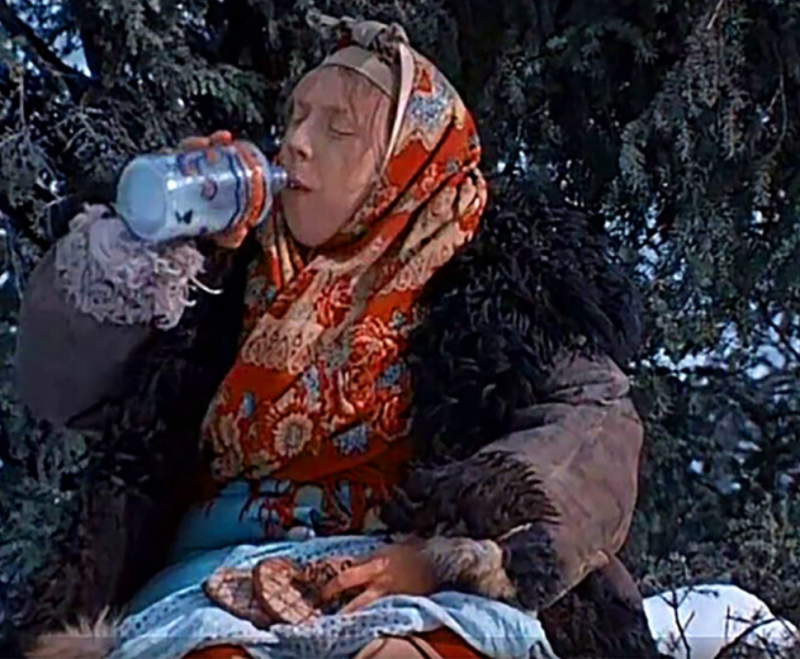 «Ложка прилипла к языку, а лук был вместо яблок»: что приходилось есть актёрам в культовых фильмах СССР?