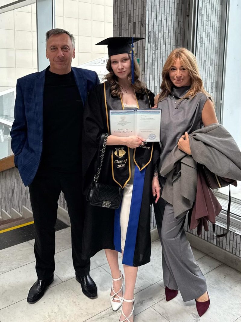 «Я её ждала 9 лет»: почему Алена Апина не смогла родить дочь, и как выглядит её 24-летняя копия отца