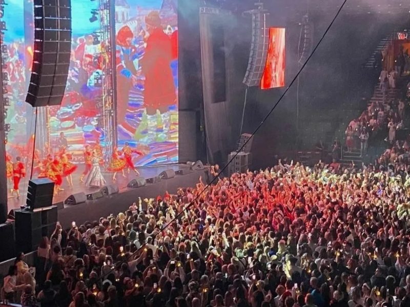 «Это настоящий кайф, а не ирония»: почему 90-е снова в тренде у зумеров и кто из звёзд собирает полные залы?