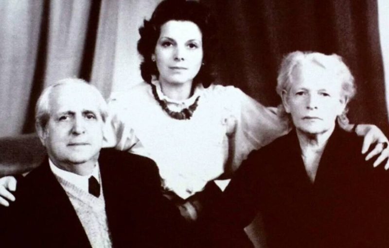 «Мама не была рядом»: 77-летняя Клара Новикова, пережившая предательства и аборты, не общается с дочерью из-за решения выйти на сцену после смерти мужа