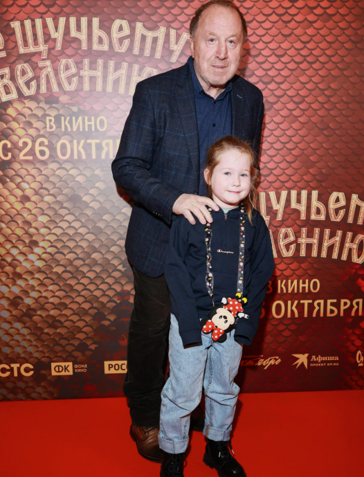 «Он снова стал смотреть на мир шире»: как 77-летний Владимир Стеклов обрёл позднее счастье с дочкой Ариной