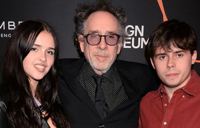 Тим Бертон с детьми.