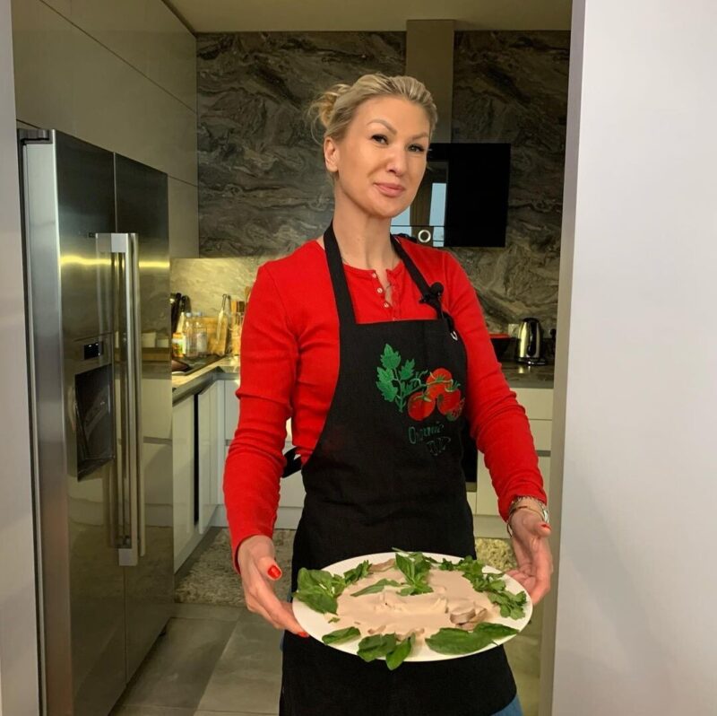 «Он меня грыз»: чем закончились 23 года брака Константина Ивлева и почему 28-летняя жена ушла спустя 4 года