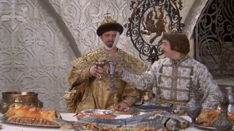 «Ложка прилипла к языку, а лук был вместо яблок»: что приходилось есть актёрам в культовых фильмах СССР?