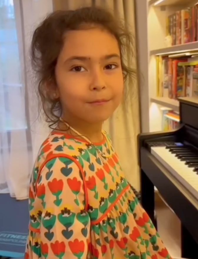 «Она потрясающая»: почему 60-летняя звезда «Гардемаринов» раскрыла тайну младшей внучки, которую 5 лет скрывала Агния Дитковските?