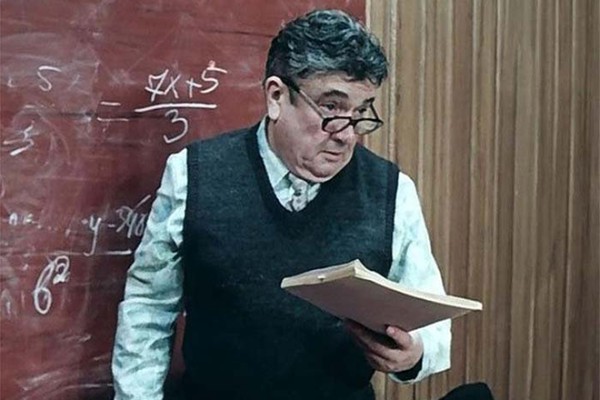 Евгений Весник в роли учителя в «Приключениях Электроника» | Источник: Кадр из фильма
