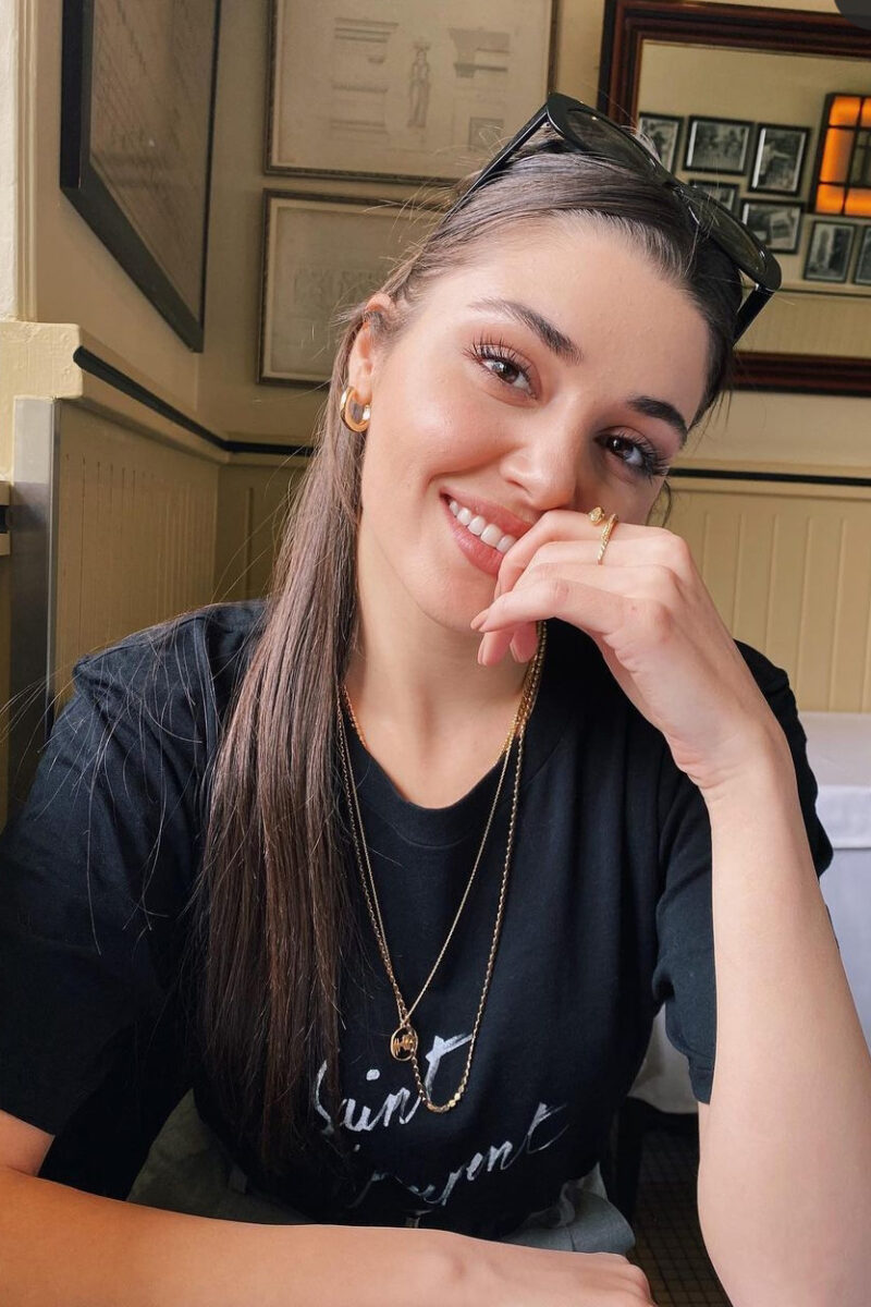 «Ей не место в нашей семье!»: почему 30-летняя звезда турецких сериалов осталась одна, несмотря на миллионы поклонников