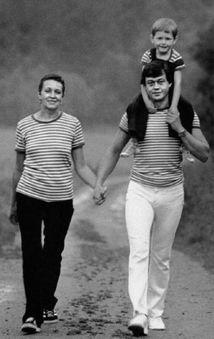 76 лет, цветные волосы и новый роман: как сейчас живет вдова Караченцова