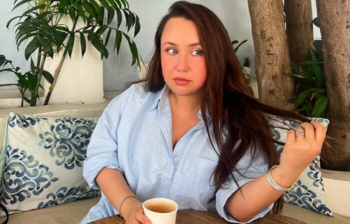 Учила внучку Пугачёвой, пережила травлю и набрала 30 кг: её путь к звёздам