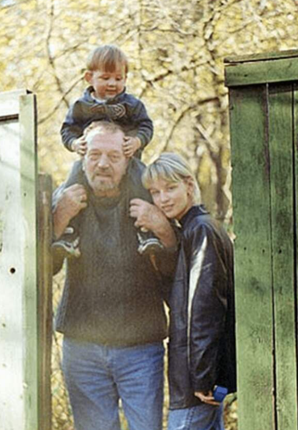 «Он кричал на весь вагон»: 58-летний Анатолий Ромашин не хотел позднего ребенка, но его сын объединил всех женщин актера