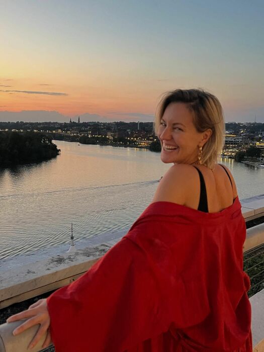 Рыдала в свой день рождения: как "фея" из ресторана Яна Крайнова покорила Москву и нашла любовь в 39